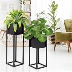 Admired By Nature Juego de 2 macetas de 2 tamaños modernas de color negro  con soporte dorado para interiores y exteriores, maceta de pie para plantas