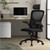 Chaise de bureau ergonomique noire en maille filet avec appuie-tête réglable et roulettes ML-Design